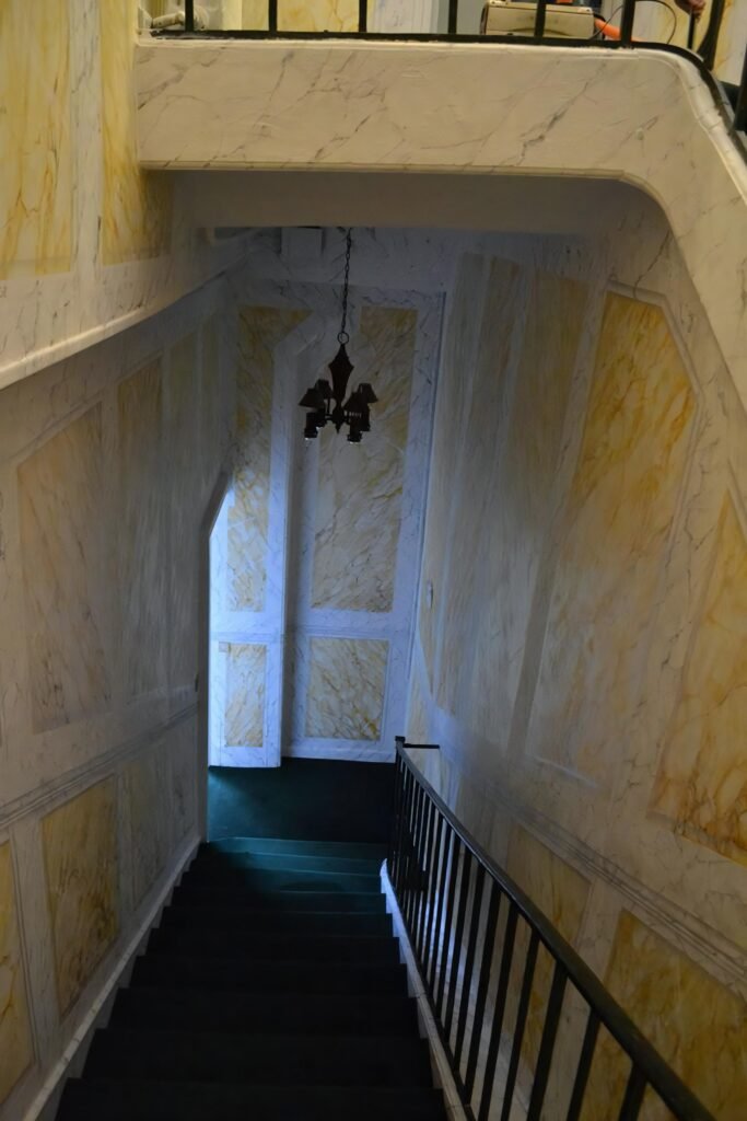 Château d&rsquo;Andé — Cage d&rsquo;escalier en faux marbre